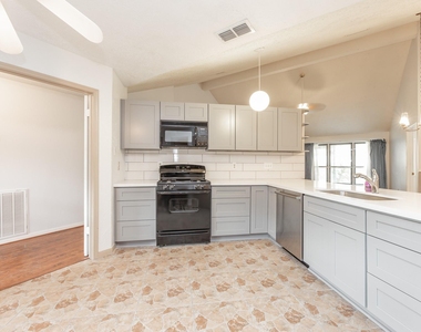 6818 Brockington Drive - Photo Thumbnail 10