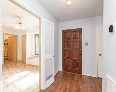 6818 Brockington Drive - Photo Thumbnail 5