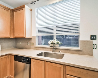 2 Willow Point Place - Photo Thumbnail 15
