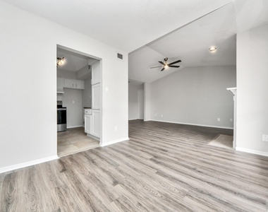 1818 Augusta Drive - Photo Thumbnail 10