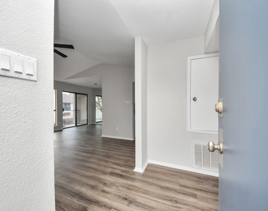 1818 Augusta Drive - Photo Thumbnail 4