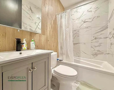 921 Gates Avenue - Photo Thumbnail 3