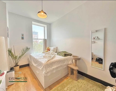 921 Gates Avenue - Photo Thumbnail 4