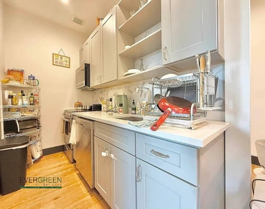 921 Gates Avenue - Photo Thumbnail 1
