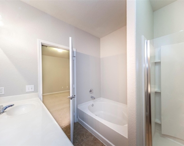 6535 Dayridge Lane - Photo Thumbnail 2