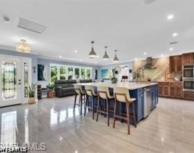 1902 Princess Court - Photo Thumbnail 2