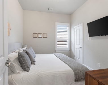 125 Russet Bend Place N - Photo Thumbnail 22