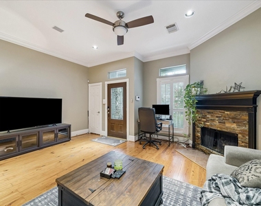 427 W 24th Street - Photo Thumbnail 3
