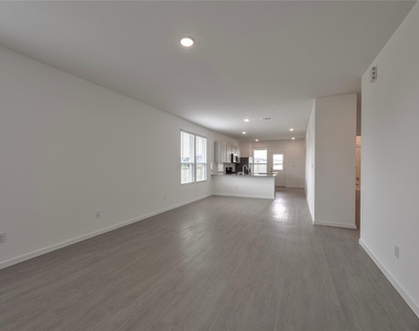 905 Silver Buckle Lane - Photo Thumbnail 6