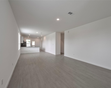 905 Silver Buckle Lane - Photo Thumbnail 5