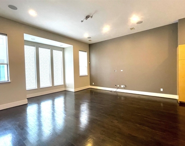 954 Patterson Street - Photo Thumbnail 9