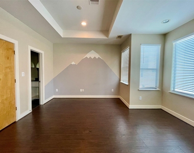 954 Patterson Street - Photo Thumbnail 12