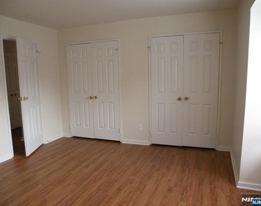 340 Sutton - Photo Thumbnail 3