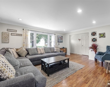 122 Village Circle West - Photo Thumbnail 9