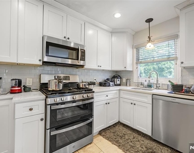122 Village Circle West - Photo Thumbnail 3