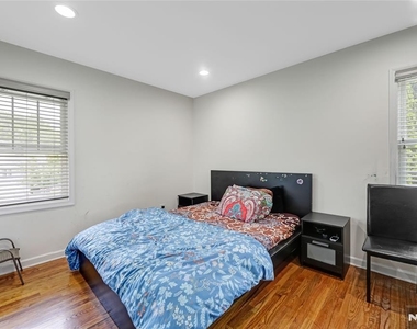 122 Village Circle West - Photo Thumbnail 8
