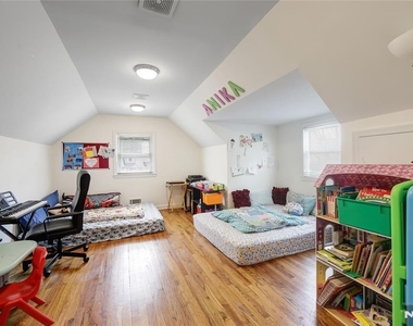 122 Village Circle West - Photo Thumbnail 11