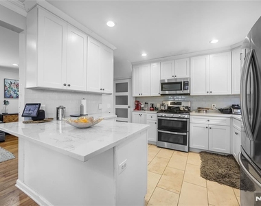 122 Village Circle West - Photo Thumbnail 4