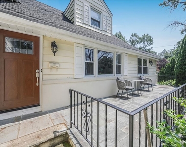 122 Village Circle West - Photo Thumbnail 1