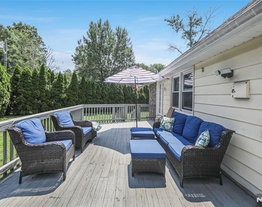 122 Village Circle West - Photo Thumbnail 16