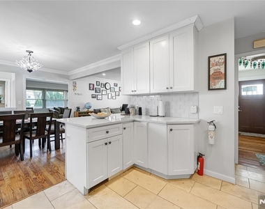 122 Village Circle West - Photo Thumbnail 2