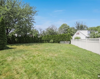 122 Village Circle West - Photo Thumbnail 21
