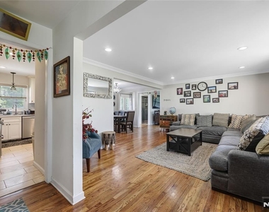 122 Village Circle West - Photo Thumbnail 10