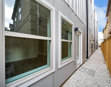 5630 Dolores Street - Photo Thumbnail 4