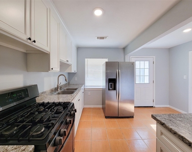 12422 Mylla Street - Photo Thumbnail 7