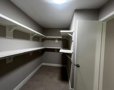 3230 Meadway Drive - Photo Thumbnail 6