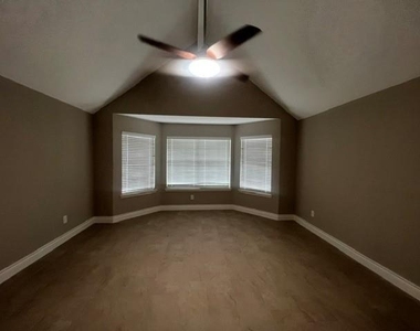 3230 Meadway Drive - Photo Thumbnail 7