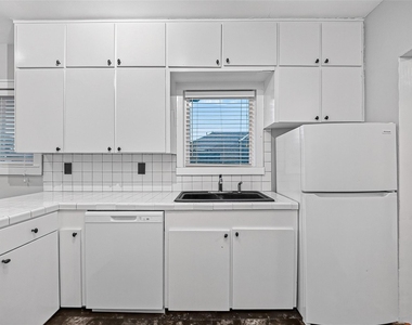 1758 Hawthorne Street - Photo Thumbnail 9