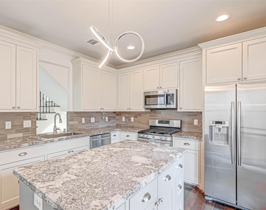 1910 Oakdale Street - Photo Thumbnail 12