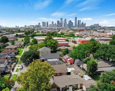 7211 Roswell Street N - Photo Thumbnail 8