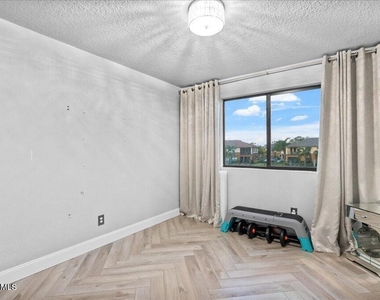 1320 Lara Circle - Photo Thumbnail 9