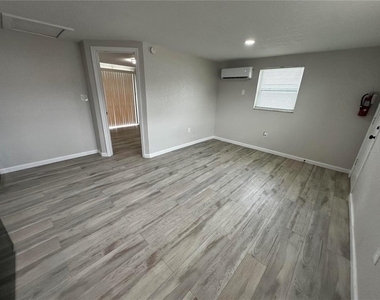 1104 E 140th Avenue - Photo Thumbnail 4