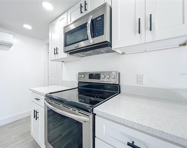 6920 Delano Avenue - Photo Thumbnail 10