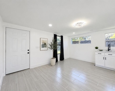 6920 Delano Avenue - Photo Thumbnail 5