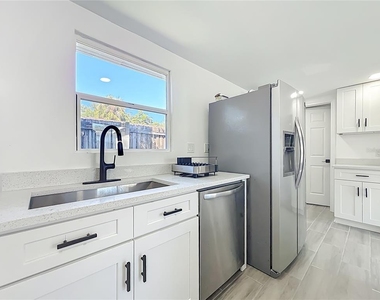 6920 Delano Avenue - Photo Thumbnail 9