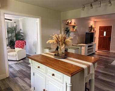 2220 Norman Drive - Photo Thumbnail 10