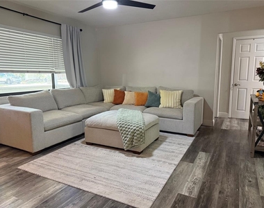 2220 Norman Drive - Photo Thumbnail 4