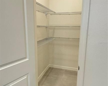 2734 Raindrop Run St - Photo Thumbnail 15