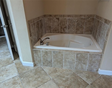 424 Luna Bella Lane - Photo Thumbnail 11
