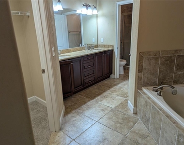 424 Luna Bella Lane - Photo Thumbnail 9