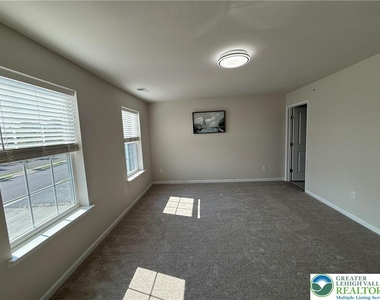 1047 Turnstone Drive - Photo Thumbnail 8