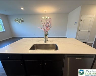 1047 Turnstone Drive - Photo Thumbnail 3