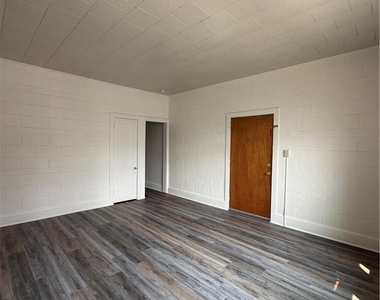 222 S 15th Street - Photo Thumbnail 2