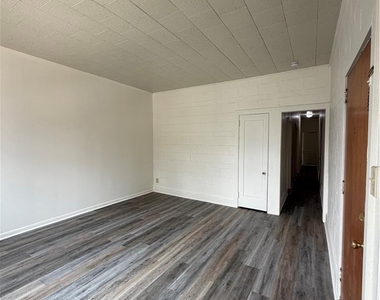 222 S 15th Street - Photo Thumbnail 3