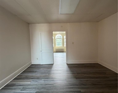 222 S 15th Street - Photo Thumbnail 3