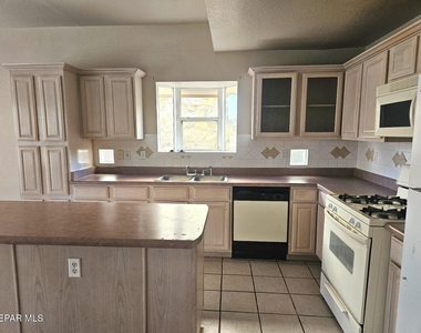 12604 Sun Terrace Avenue - Photo Thumbnail 5